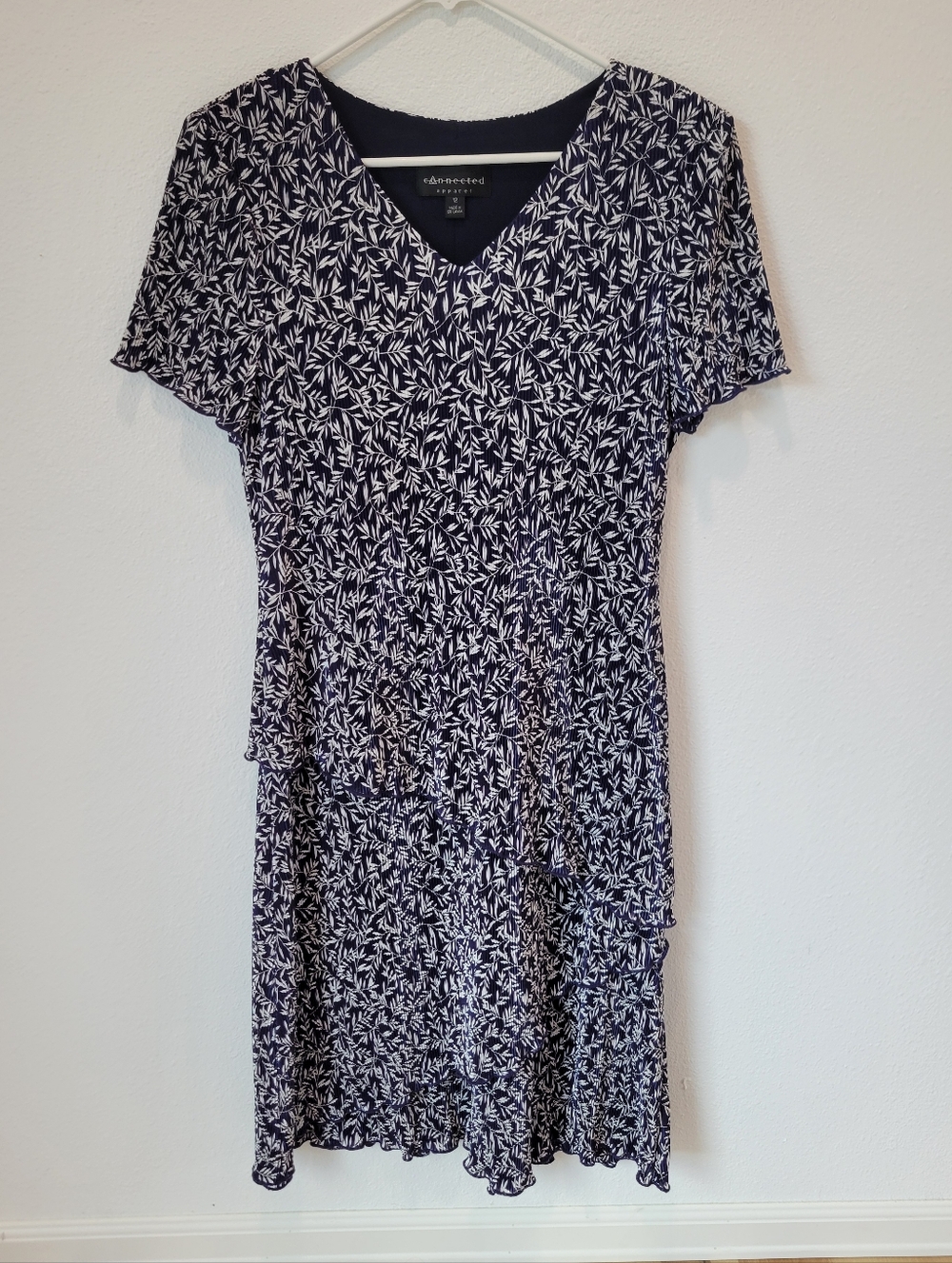 Connected Apparel Women’s Size 12 Navy White Leaf Midi Dress Pleated V Neck Tier